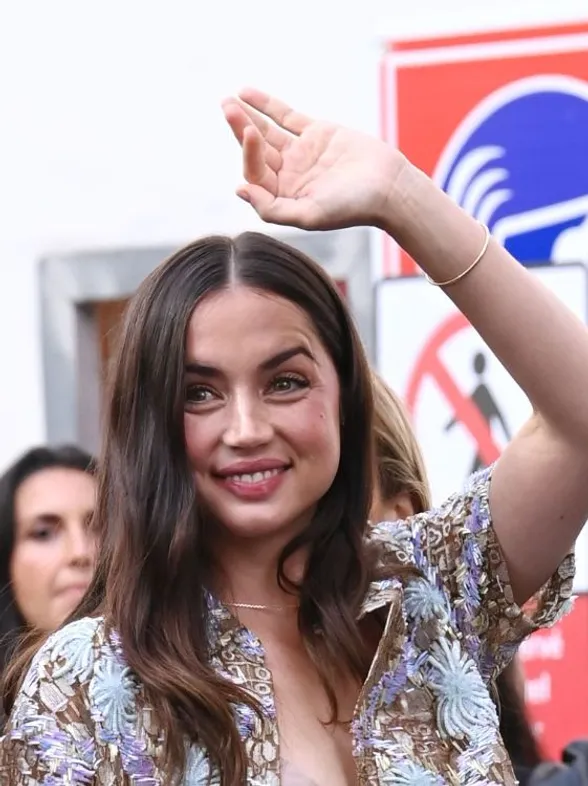 Ana de Armas: elegante apuesta por mostrar el sujetador este otoño-invierno