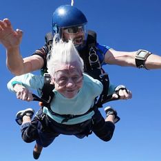 Mujer de 104 años bate récord Guinness al lanzarse en paracaídas