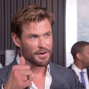 Chris Hemsworth ajusta su estilo de vida tras descubrir un riesgo elevado de Alzheimer