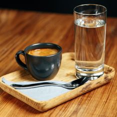 Pourquoi vous devriez toujours boire un verre d’eau avant votre café