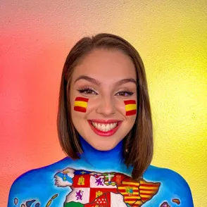 Artista murciana se hace viral con su homenaje ' body painting' por el Día de la Hispanidad