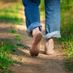 Tus pasos libres: Los beneficios de andar sin zapatillas según Harvard