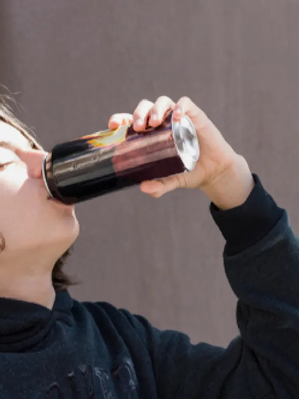 Riesgos del consumo de bebidas energéticas en menores y la importancia de su prohibición