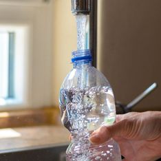 Voici pourquoi vous ne devriez pas stocker l'eau du robinet dans des contenants en plastique