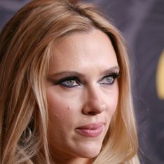 Scarlett Johansson brilla en los Golden Heart Awards con su eyeliner perfecto y elegante look negro