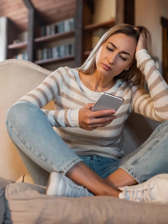 ¿Eres víctima del 'doomscrolling'? Descubre sus impactos en tu salud mental y cómo protegerte