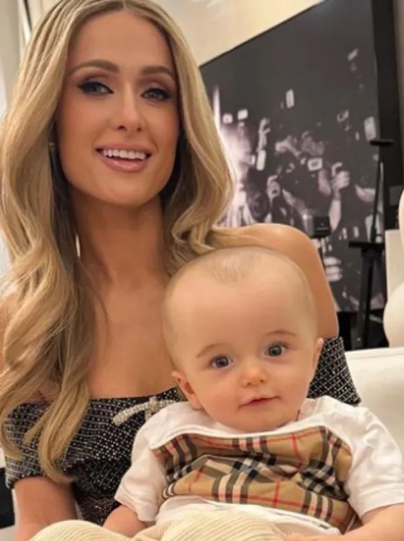 Paris Hilton defiende a su hijo de críticas en línea por su apariencia