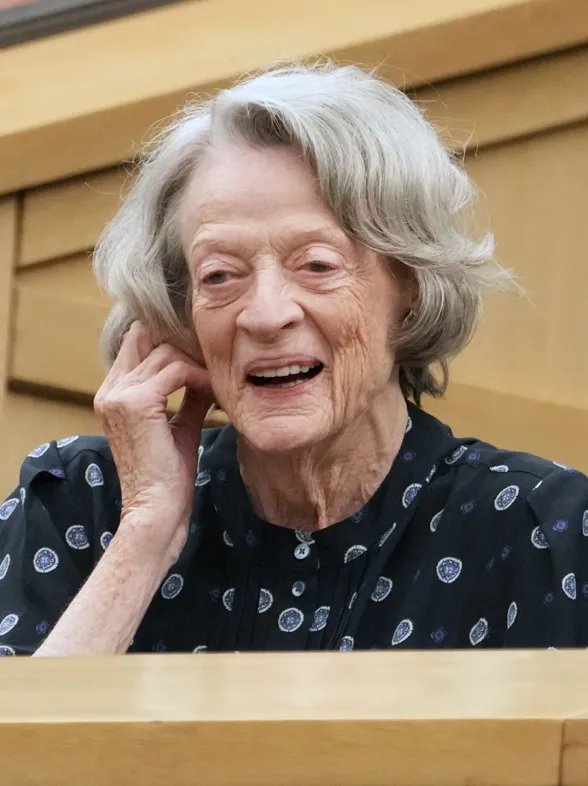 Maggie Smith, la musa de Loewe a los 88 años redefine el glamour