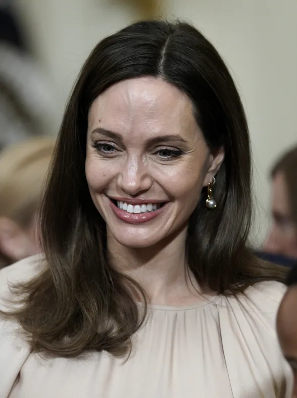 Atelier Jolie x Chloé: La colección cápsula sostenible que celebra la feminidad moderna por Angelina Jolie