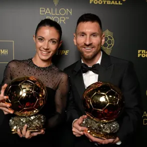 Aitana Bonmati recibe el Balón de Oro Femenino 2023 pero deja claro que lo considera un premio colectivo