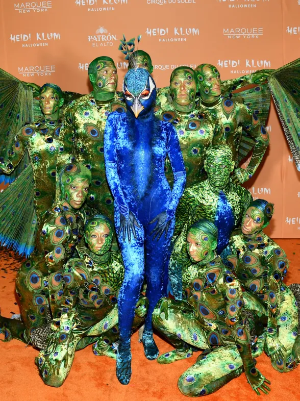 Heidi Klum y su asombroso disfraz de pavo real: 6 horas y 10 artistas del Cirque du Soleil