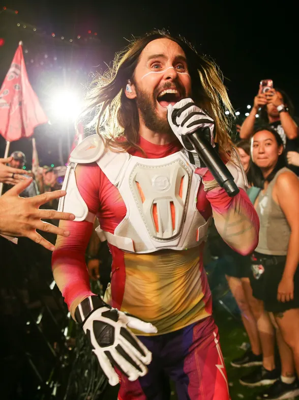 Jared Leto a sus 51 años, escala los 102 pisos del Empire State para impulsar su gira mundial