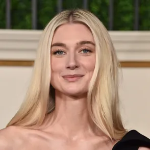 Elizabeth Debicki revive el icónico 'revenge dress' de Lady Di en la premiere de The Crown