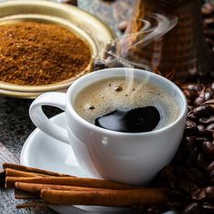 L’ingrédient à ajouter dans votre café, thé ou lait chaud le matin selon ce gastro-entérologue