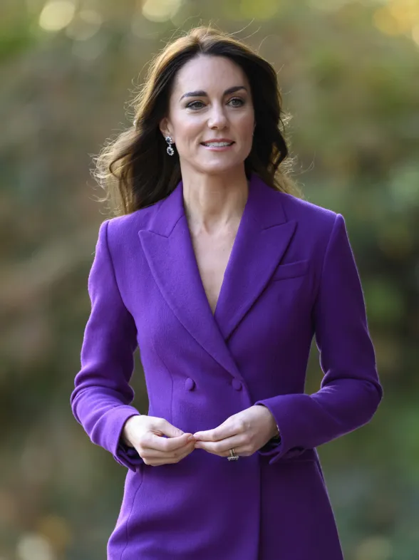 Tendencia morado: Kate Middleton deslumbra con un total look en morado en un evento de caridad