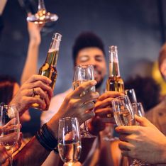 Champagne, bière, boissons gazeuses : ne faites plus cette erreur lorsque vous les servez