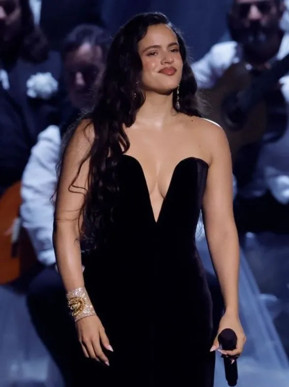 Rosalía y Rauw Alejandro: Encuentro musical, moda y mensajes entre ex parejas en los Latin Grammy 2023