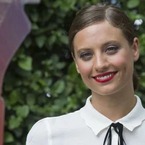 El impactante cambio de look de Michelle Jenner: Bob mini, flequillo roto y un tono dark chocolate