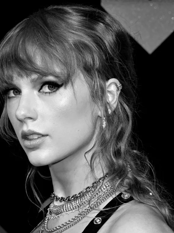 Taylor Swift rinde emotivo homenaje a fan fallecida en concierto en Río de Janeiro