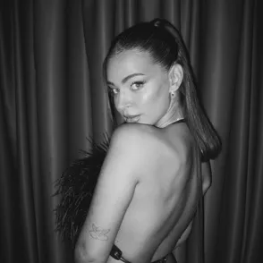 Laura Escanes inspira con su look total black para Nochevieja