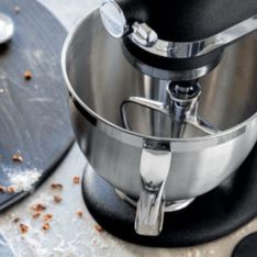 Black Friday 2023 : profitez de 150€ de réduction sur le célèbre robot pâtissier KitchenAid Artisan !