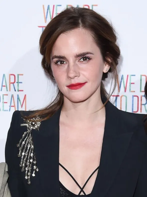 Emma Watson: Deslumbra con un atrevido outfit y comparte sus secretos de belleza sostenible