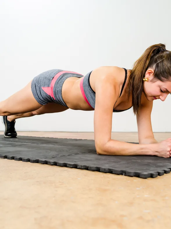 Fortalece tu cuerpo en casa con ejercicios isométricos