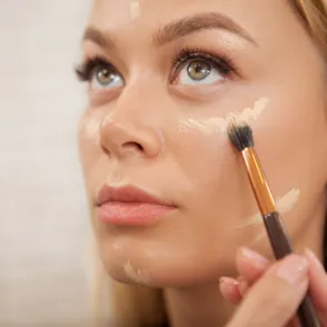 3 toques de corrector para un lifting exprés que se ha vuelto viral en Tik Tok