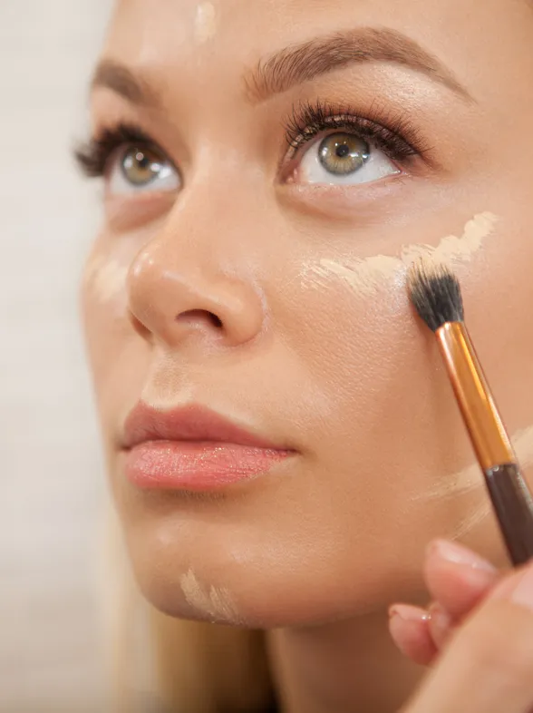 3 toques de corrector para un lifting exprés que se ha vuelto viral en Tik Tok