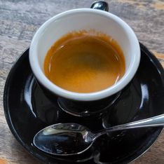 Ce geste surprenant que font les Italiens pour bien déguster le café