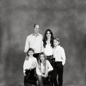 El asombroso cambio de los hijos de Kate Middleton y el príncipe Guillermo en la postal navideña de 2023