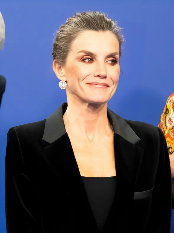 Letizia Ortiz reinventa el traje de fiesta con un look de terciopelo perfecto para Nochevieja