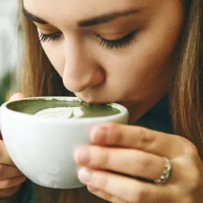 Más allá del café, opciones saludables para tu energía diaria