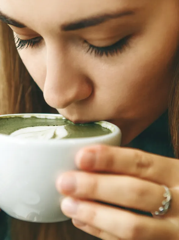 Más allá del café, opciones saludables para tu energía diaria
