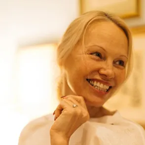 Pamela Anderson sin maquillaje: Su impactante campaña para Proenza Schouler desafía estándares de belleza