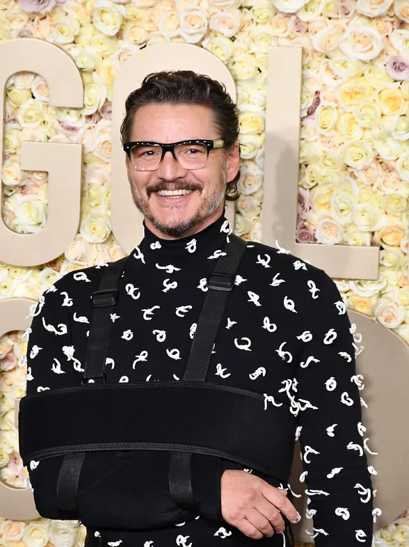 Pedro Pascal revela el misterio de su cabestrillo en los Globos de Oro 2024
