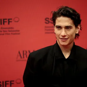 Enzo Vogrincic: El 'Adam Driver uruguayo' que arrasa en Netflix con 'La sociedad de la nieve'