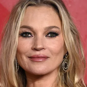 Kate Moss a los 50: Un viaje por la vida de la icono de moda