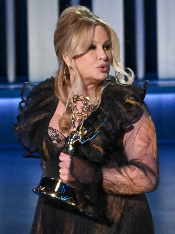 Jennifer Coolidge casi censurada en los Emmy: Un guiño hilarante a la diversidad