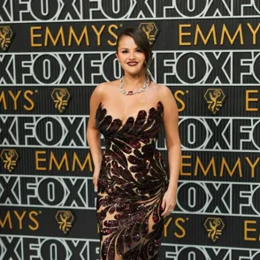 El rojo, el neón y el glamour retro brillan en la alfombra roja de los Emmy