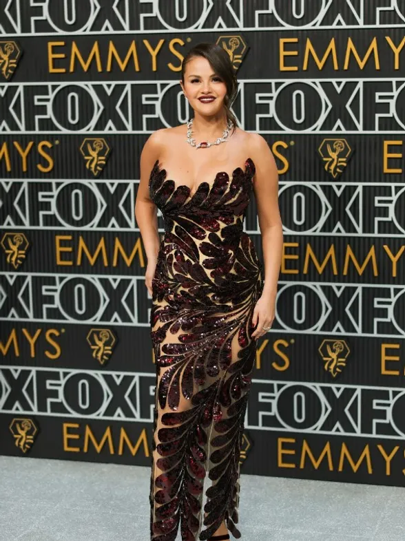 El rojo, el neón y el glamour retro brillan en la alfombra roja de los Emmy