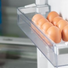 Non, le range œuf de votre frigo ne sert pas à stocker vos œufs frais et voici son utilité réelle