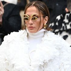 Jennifer López impacta con un abrigo de pétalos de rosa reales en el desfile de Schiaparelli