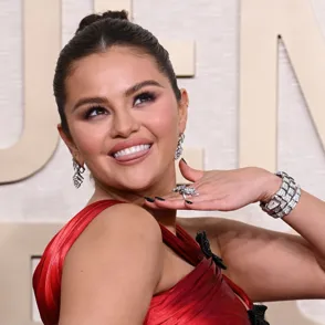 Selena Gómez comparte su transformación física y envía un poderoso mensaje de amor propio en redes sociales