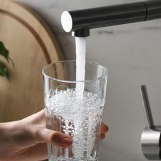 Faites ce geste simple mais efficace pour enfin enlever le goût du chlore dans l’eau du robinet