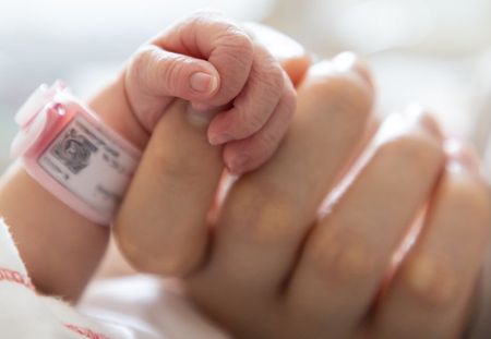 Technique du peigne pendant l'accouchement : la solution antidouleur ? 