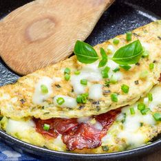 Omelette au bacon et au fromage : la recette express pour se régaler sans prise de tête