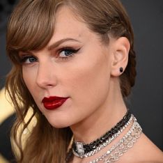 Mirada felina a lo Taylor Swift: Consigue el delineado 'mob wife' de los Grammy 2024