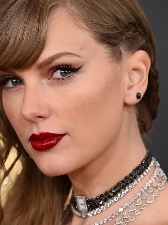 Mirada felina a lo Taylor Swift: Consigue el delineado 'mob wife' de los Grammy 2024