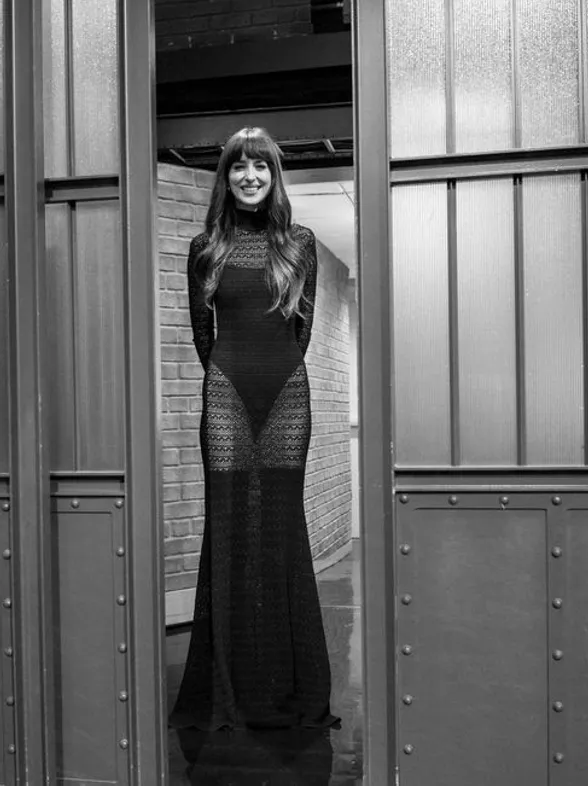 Dakota Johnson arrasa con un vestido transparente y botas mosqueteras